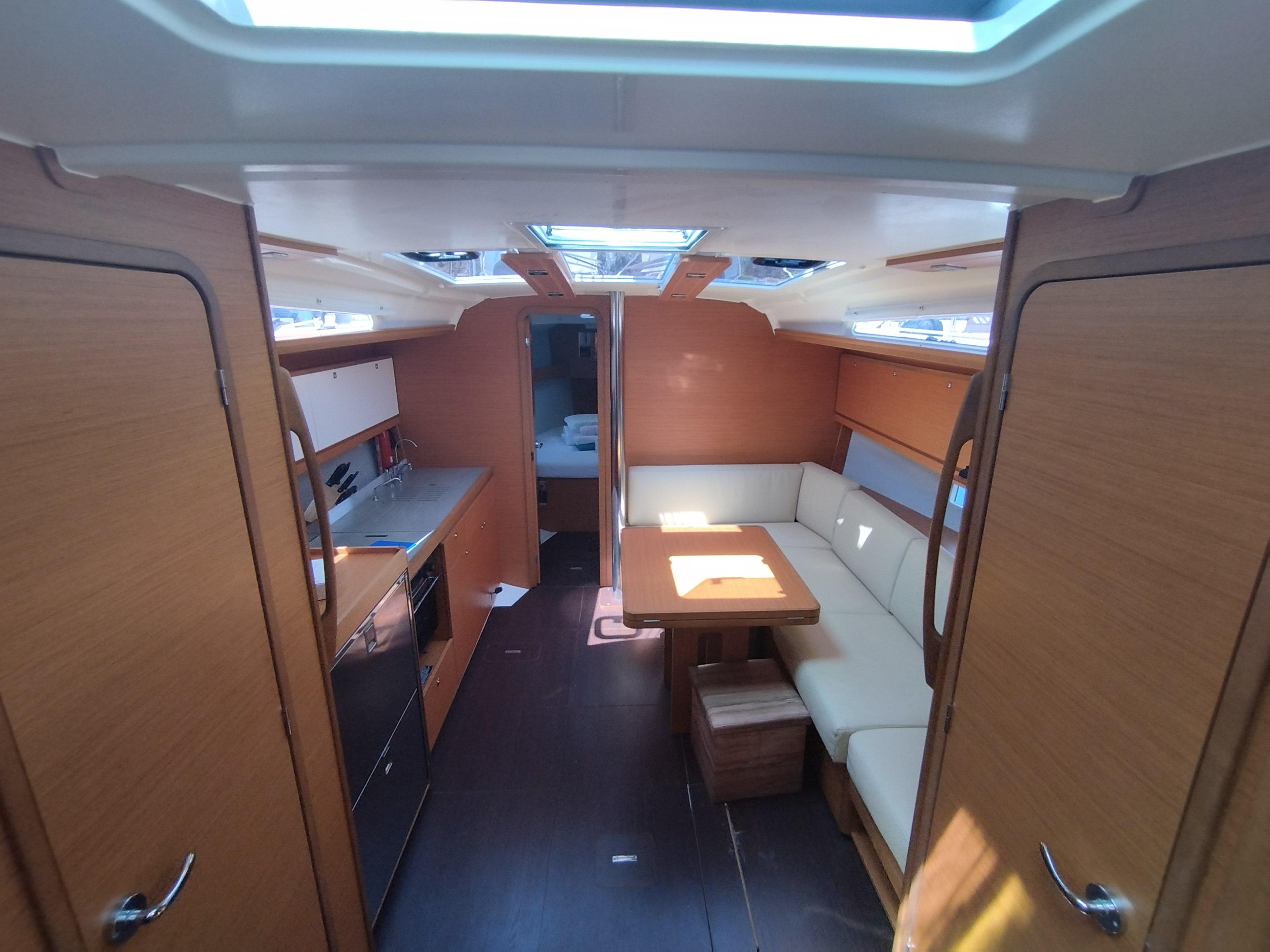 Dufour 390 (2023) — photo 16