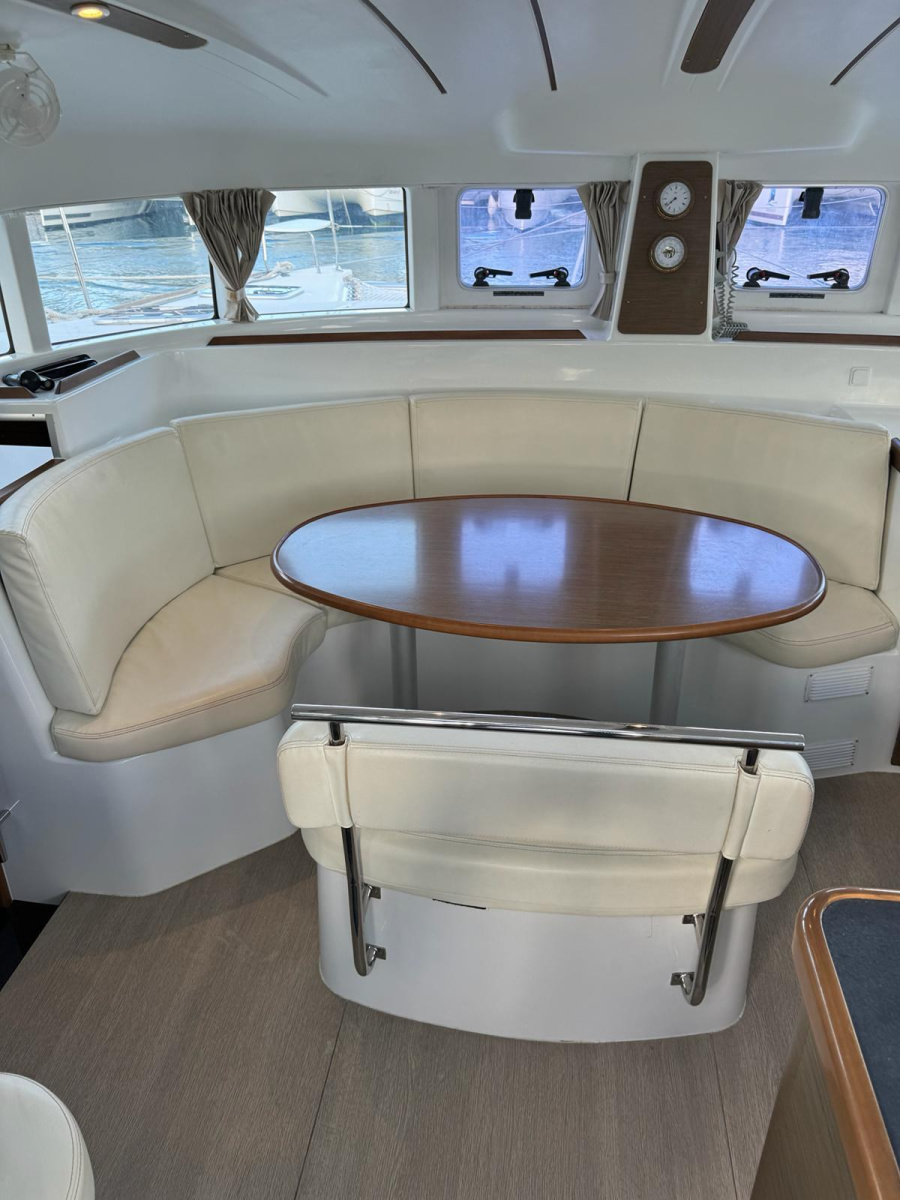 Lagoon 380 — photo 12