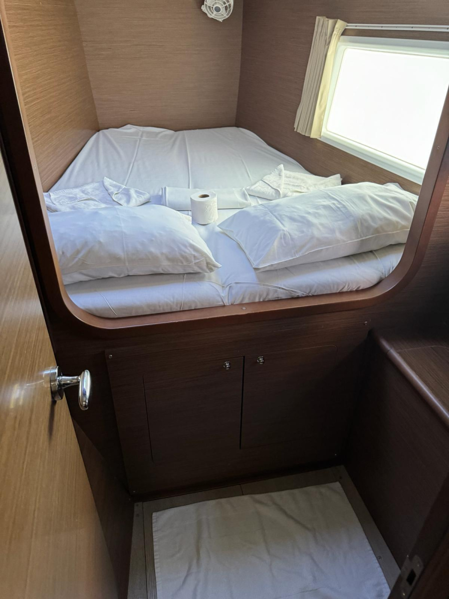 Lagoon 380 — photo 11