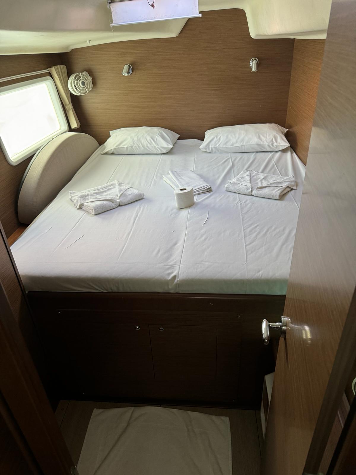 Lagoon 380 — photo 11