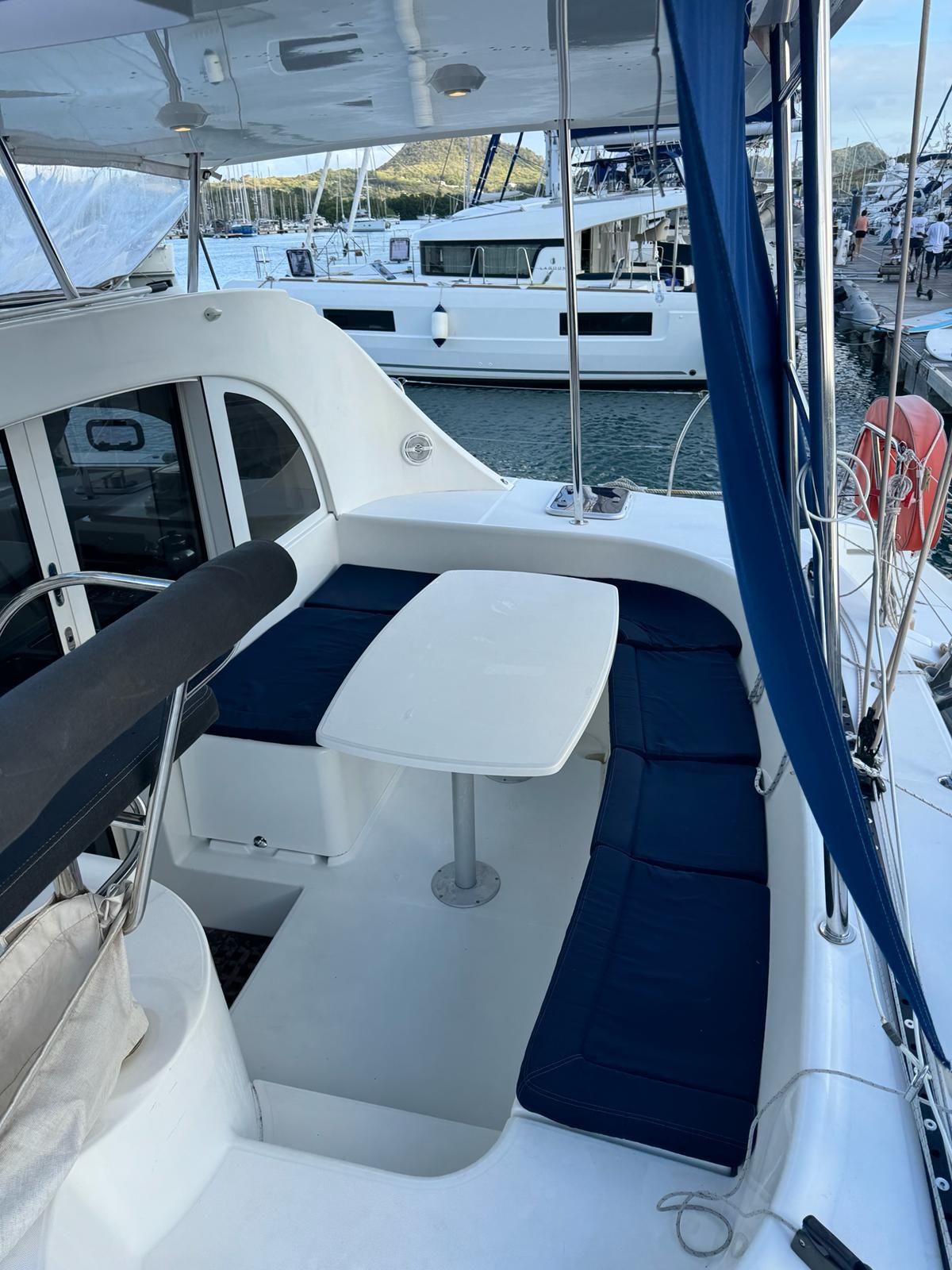 Lagoon 380 — photo 6