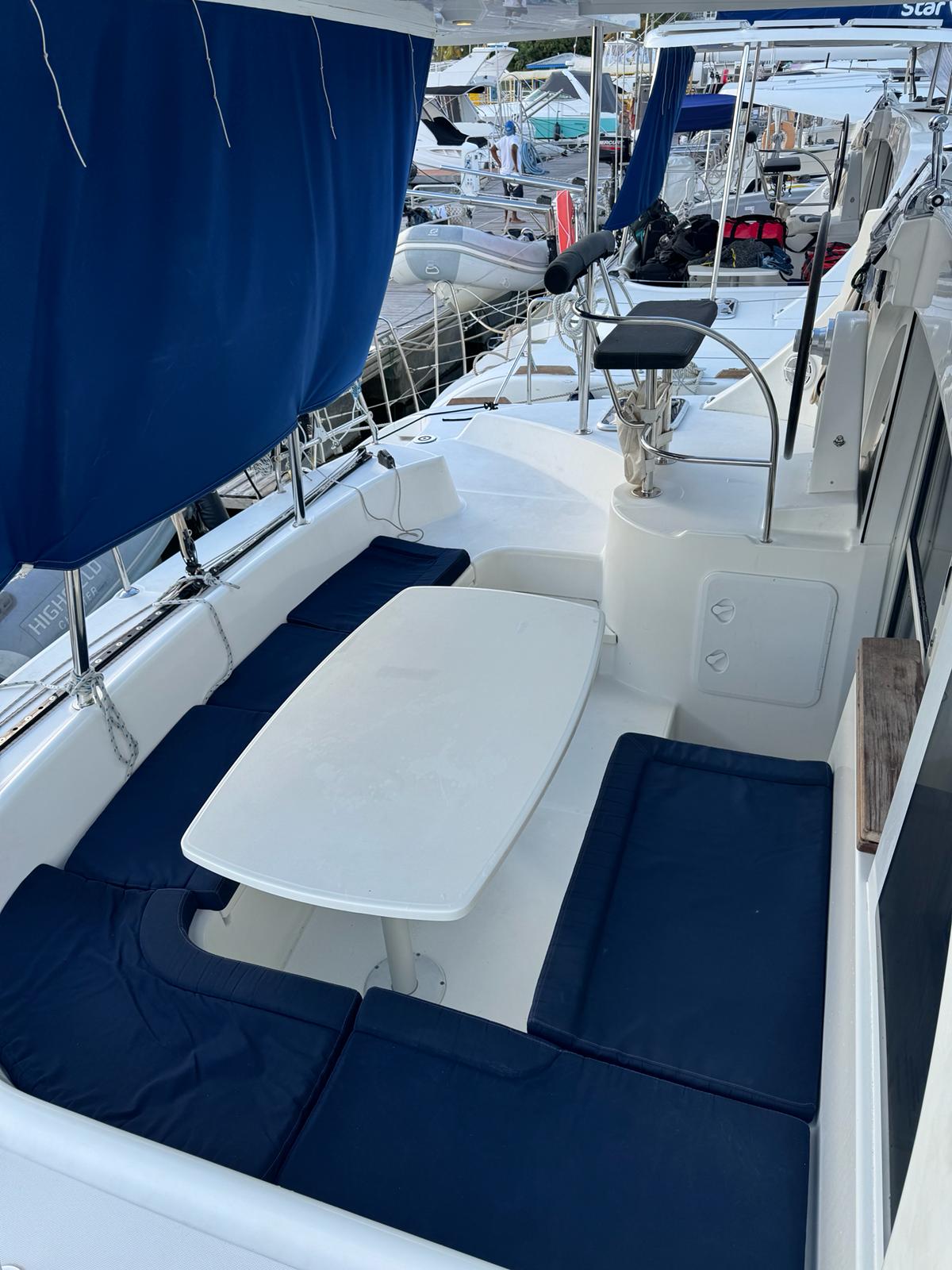 Lagoon 380 — photo 7