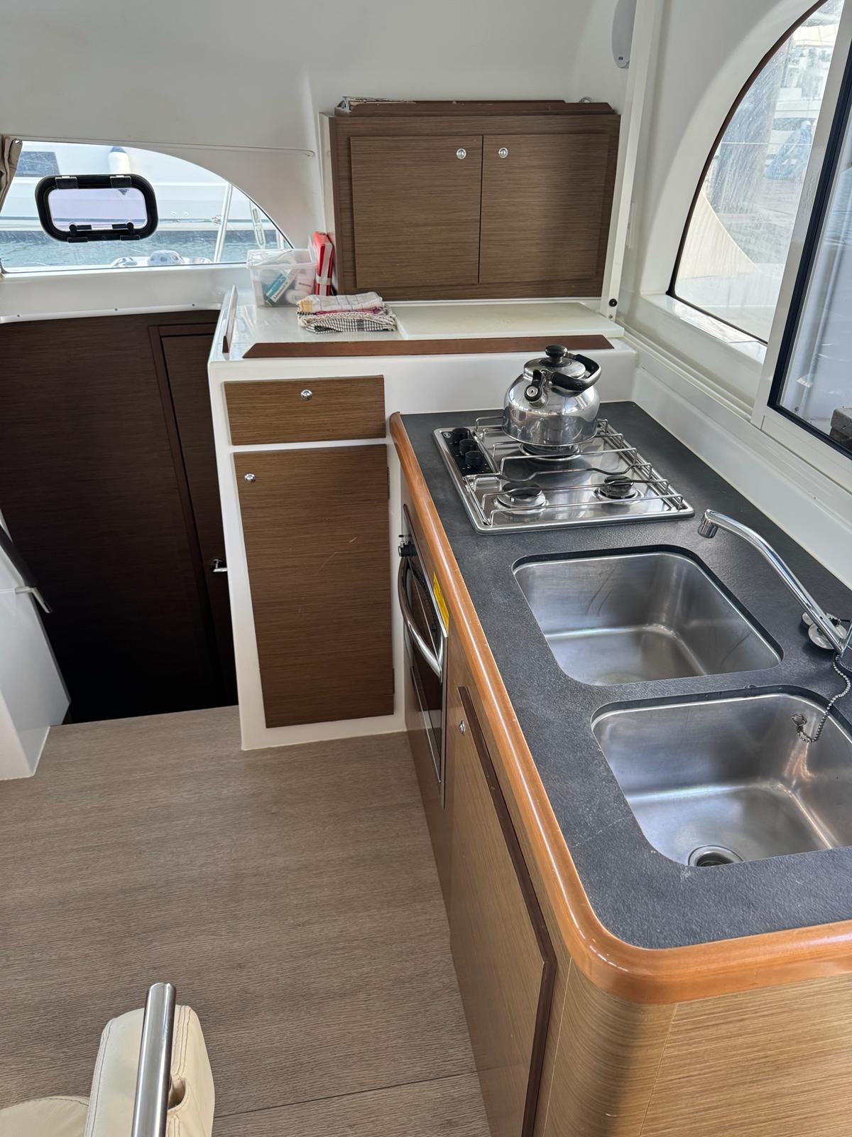 Lagoon 380 — photo 10