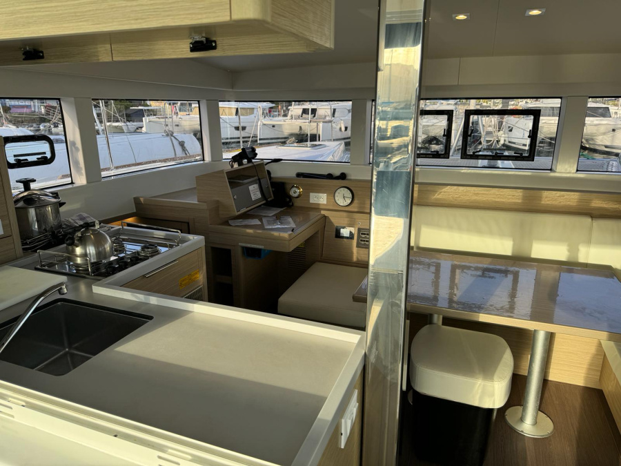 Lagoon 40 — photo 11