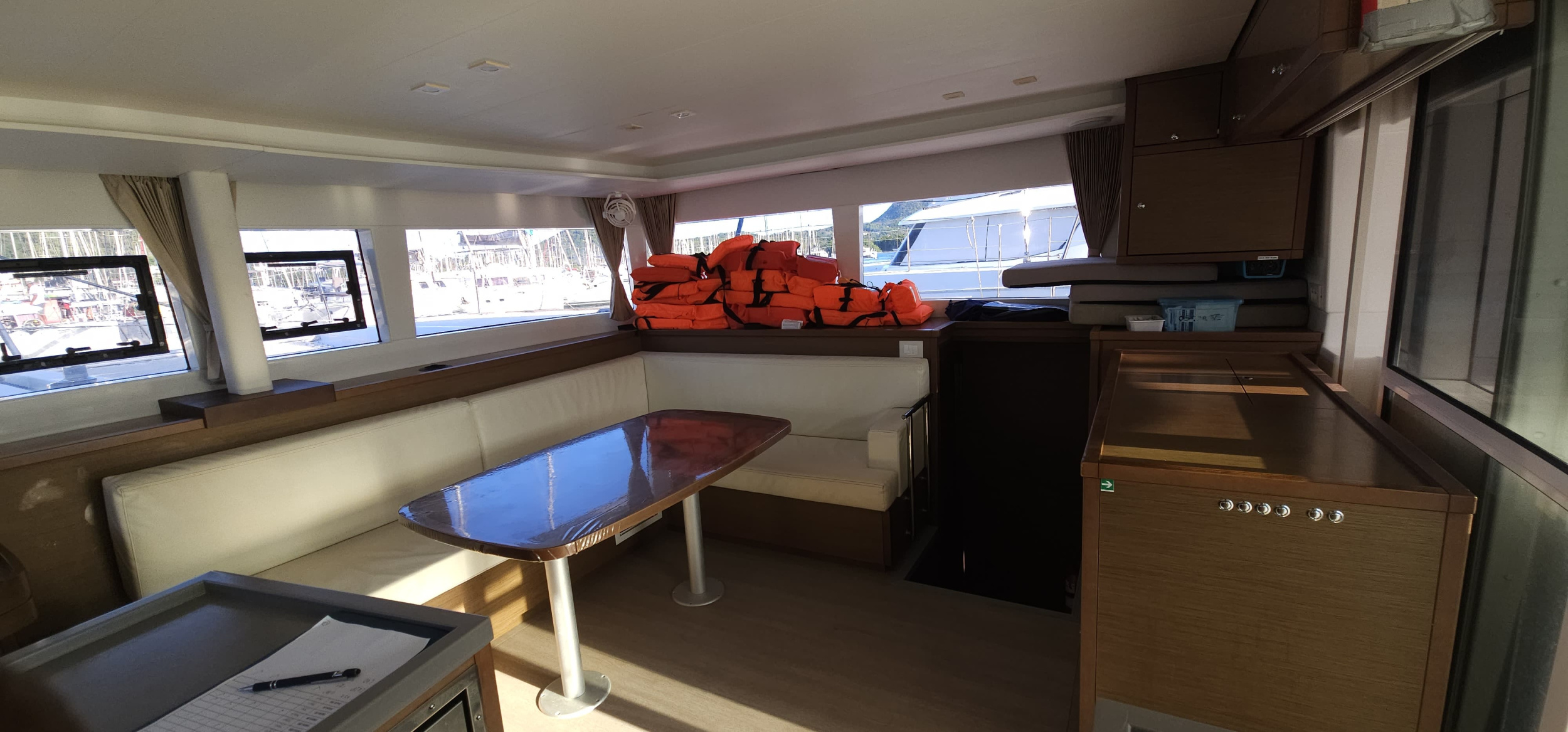 Lagoon 450 — photo 3