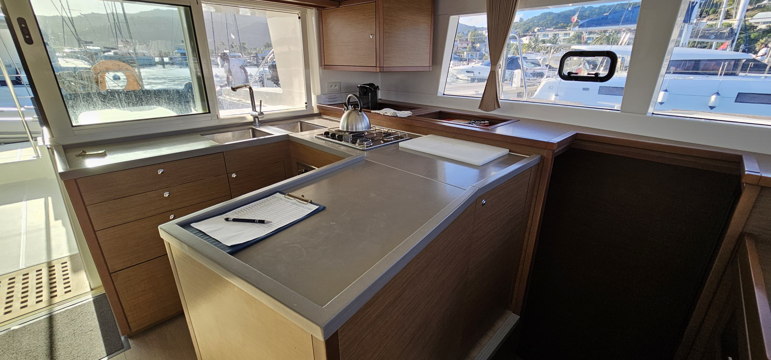 Lagoon 450 — photo 4