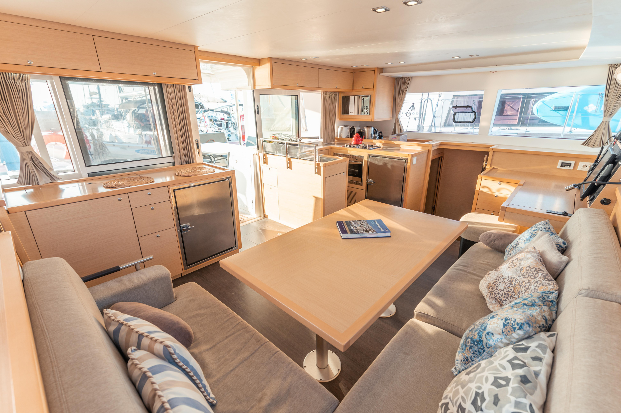 Lagoon 450 Flybridge — photo 9