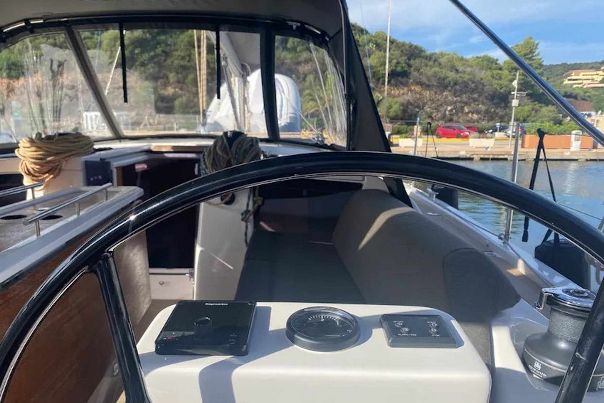 Dufour 390 (2023) — photo 4