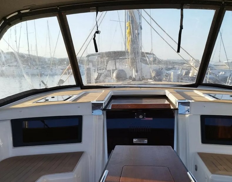 Dufour 530 Owner's version — photo 8