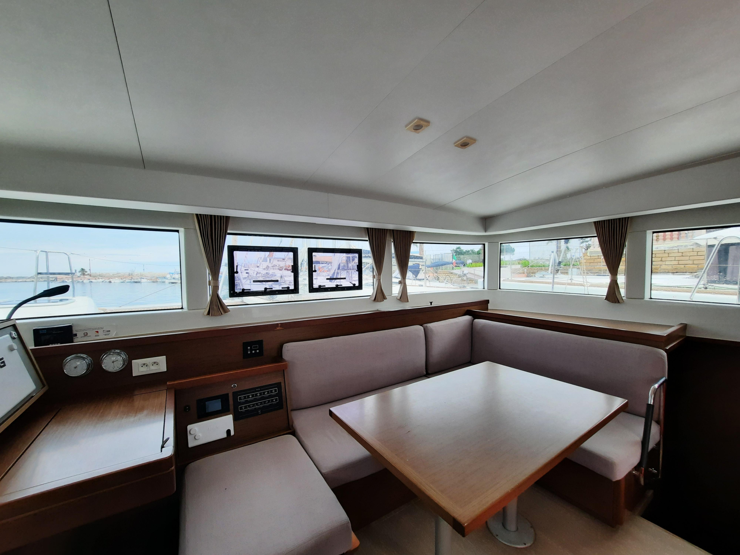 Lagoon 40 — photo 2