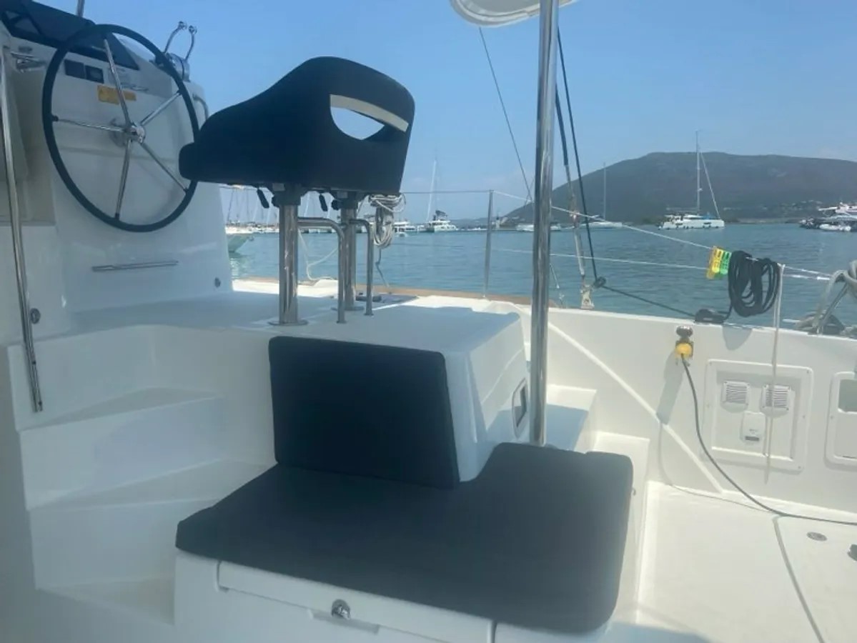 Lagoon 40 — photo 11
