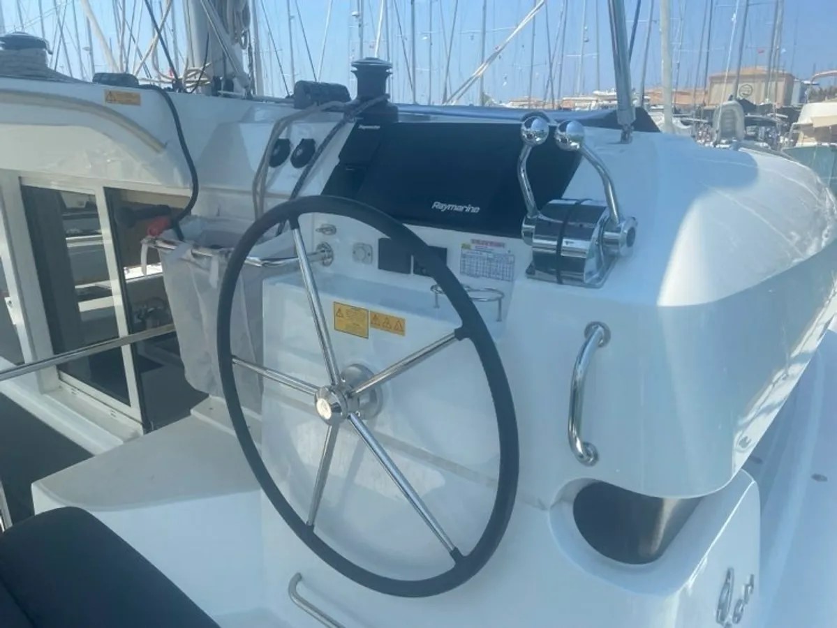 Lagoon 40 — photo 17