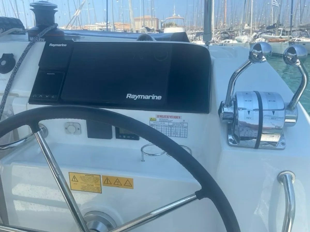 Lagoon 40 — photo 7