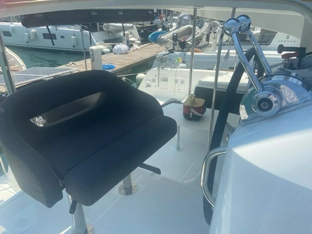 Lagoon 40 — photo 6