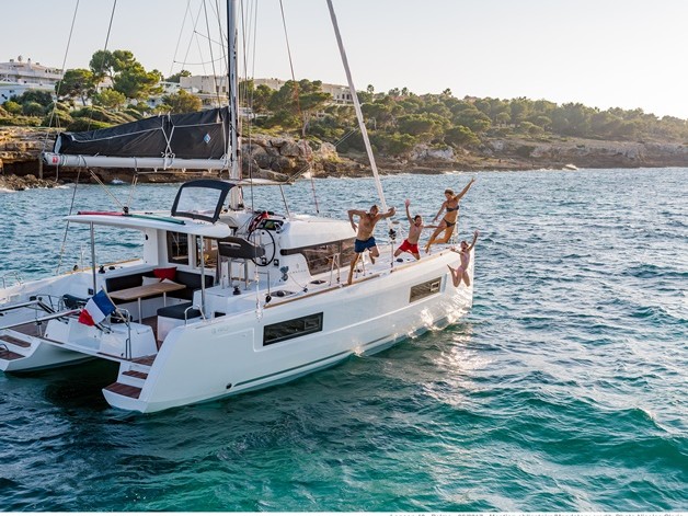 Lagoon 40 — photo 1