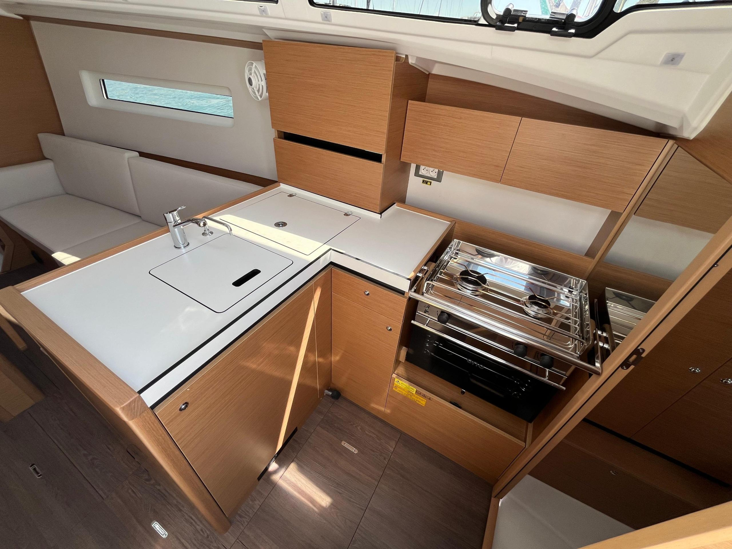 Sun Odyssey 350 — photo 4
