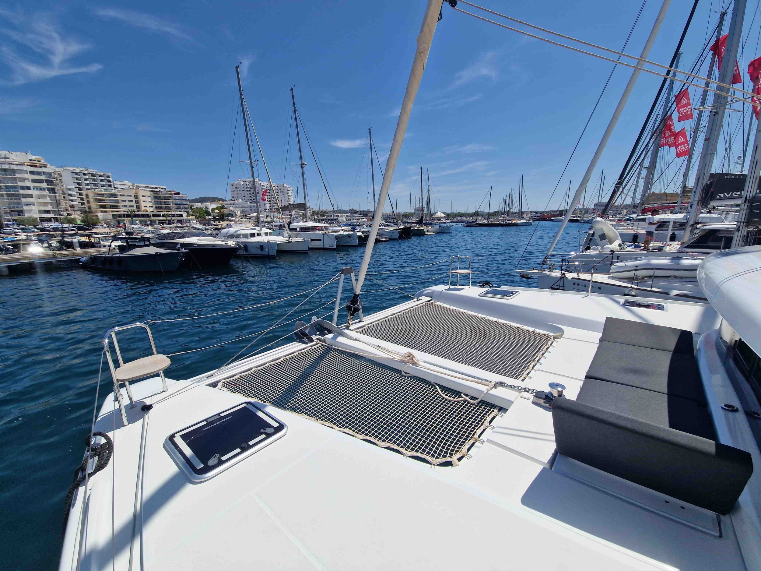 Lagoon 42 — photo 2