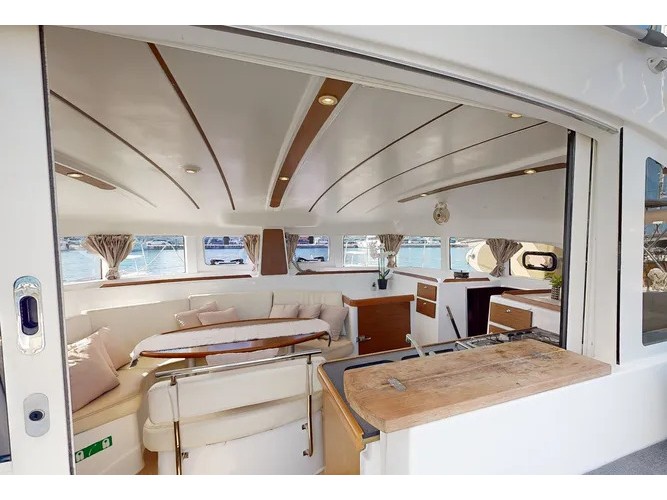Lagoon 380 — photo 11