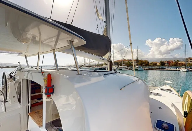 Lagoon 380 — photo 13