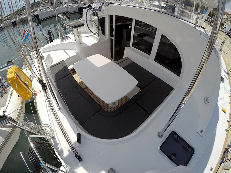 Lagoon 380 — photo 17