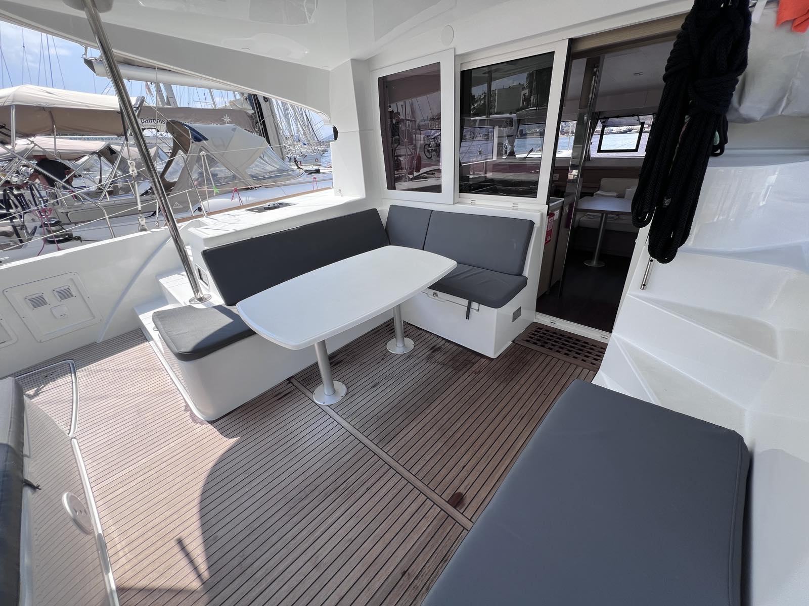 Lagoon 40 — photo 3