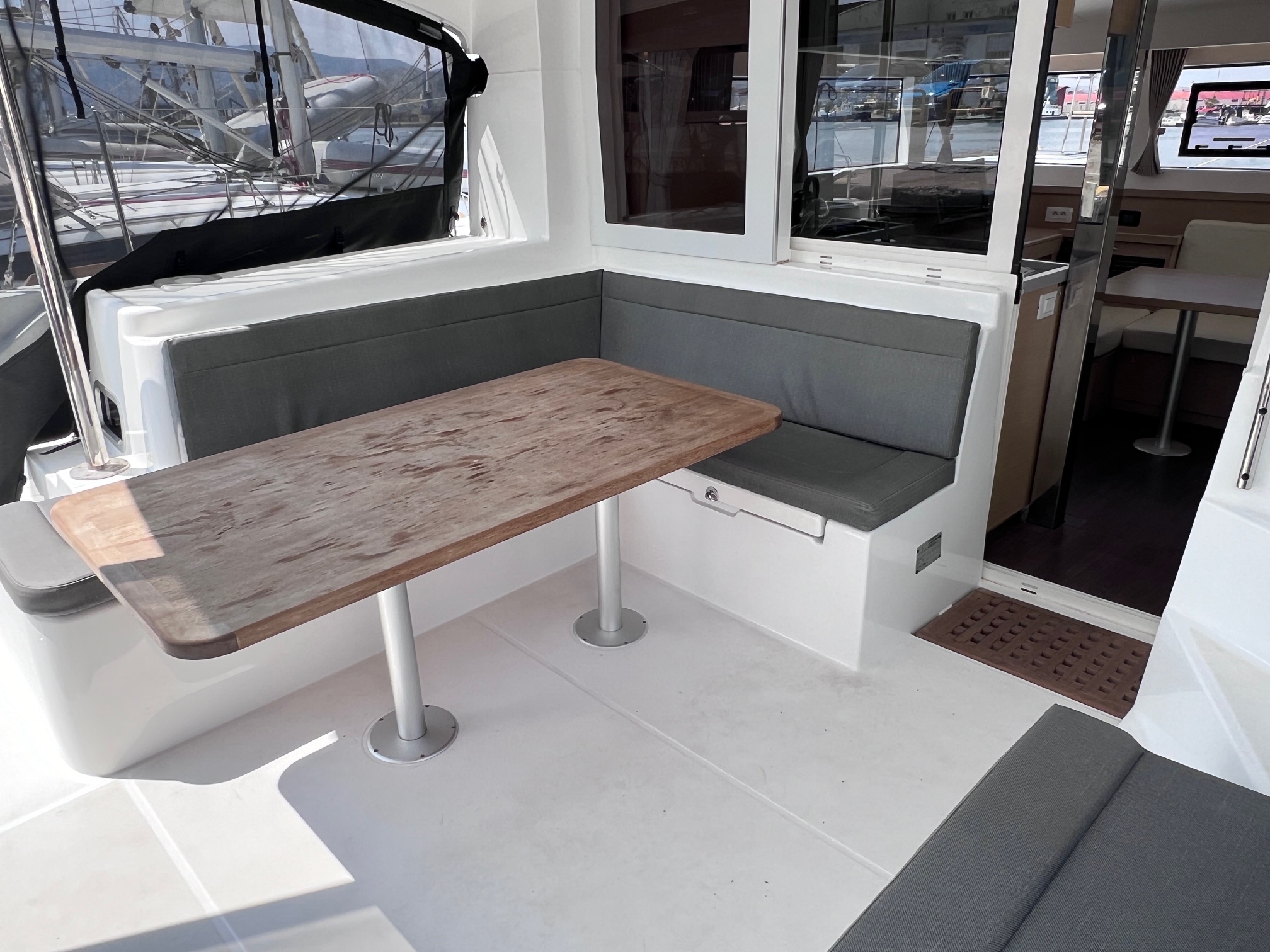 Lagoon 40 — photo 7