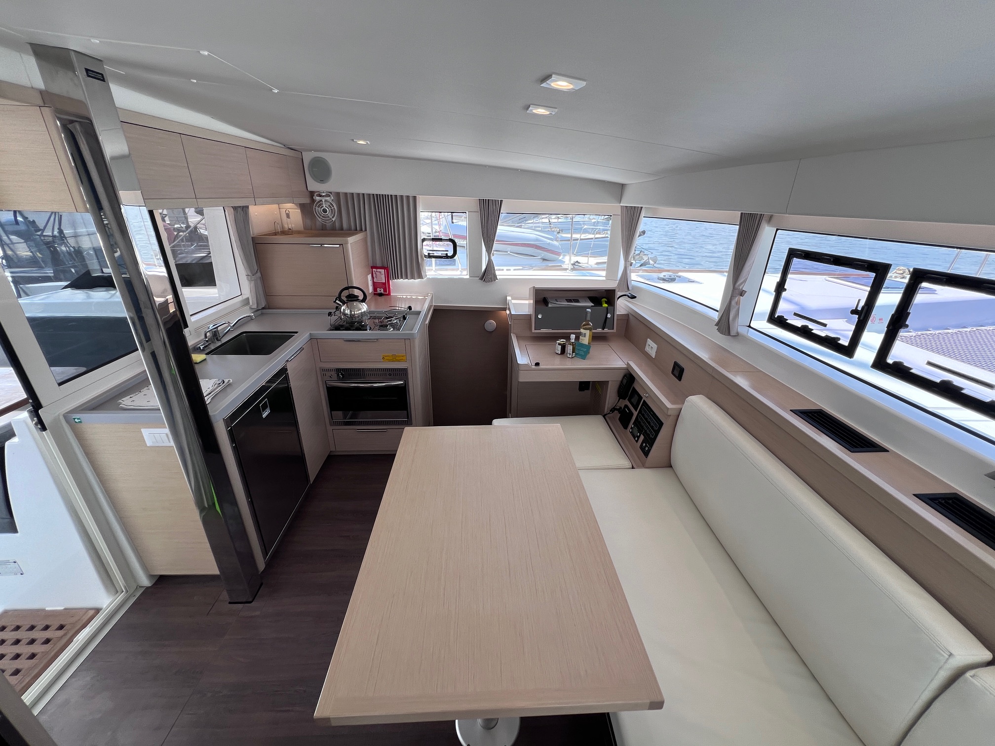 Lagoon 40 — photo 2
