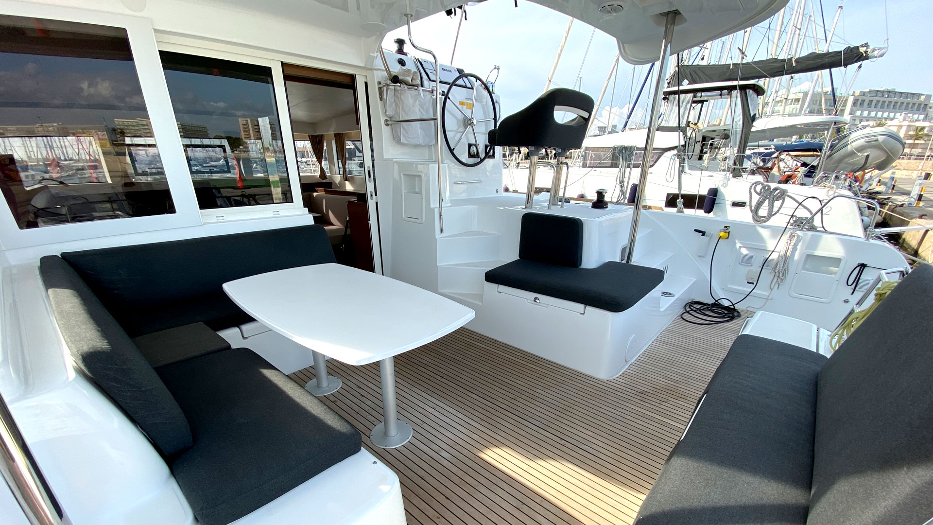 Lagoon 40 — photo 4
