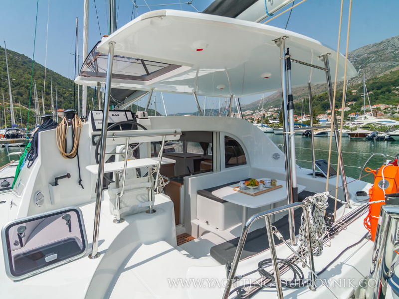 Lagoon 380 — photo 12