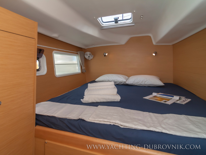 Lagoon 380 — photo 11