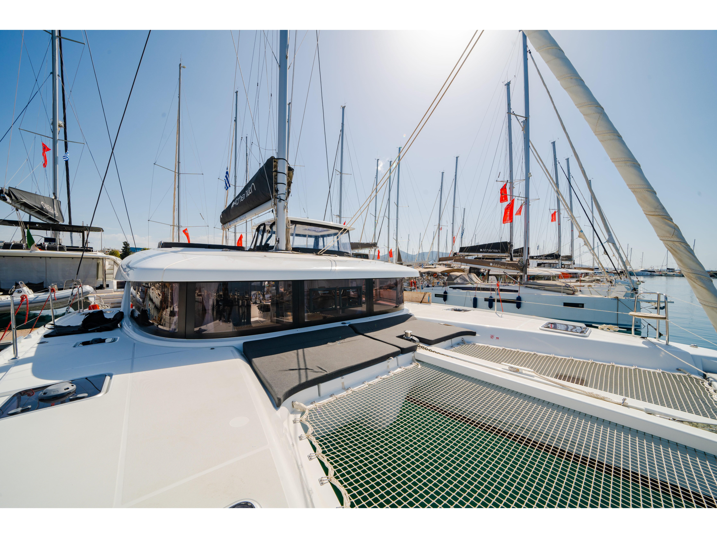 Lagoon 42 (4 Dbl / 2 singles 12) — photo 1