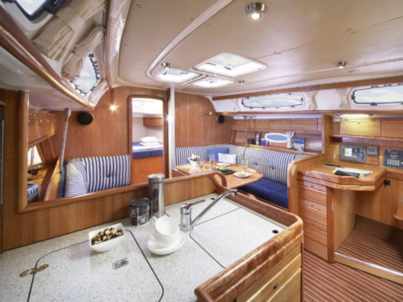 Bavaria 38 Cruiser — photo 11