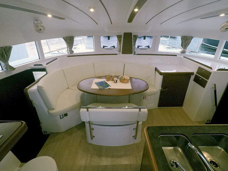 Lagoon 380 — photo 14