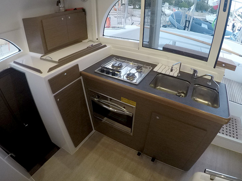 Lagoon 380 — photo 10