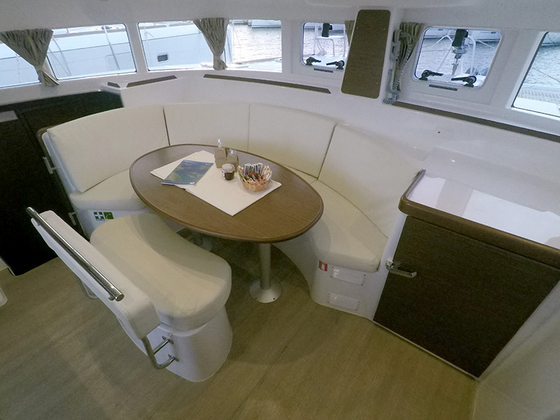 Lagoon 380 — photo 12