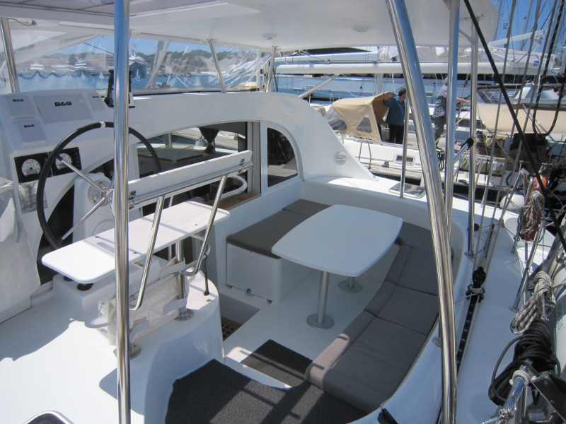 Lagoon 380 — photo 5