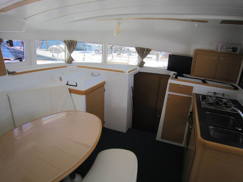 Lagoon 380 — photo 12