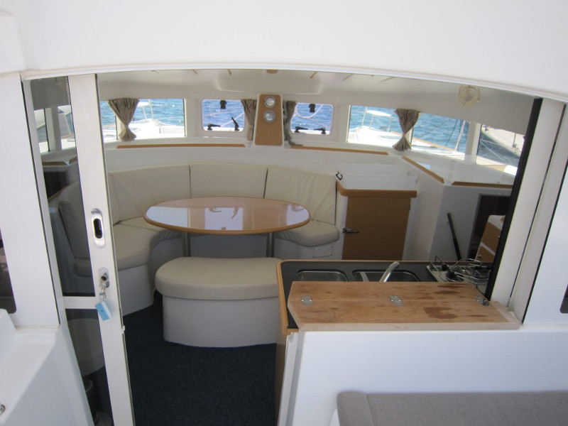 Lagoon 380 — photo 8