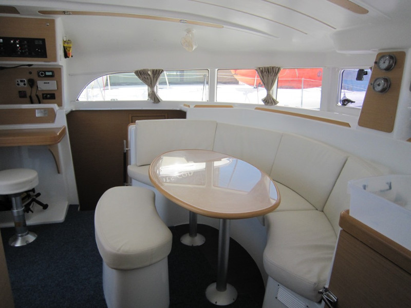Lagoon 380 — photo 3