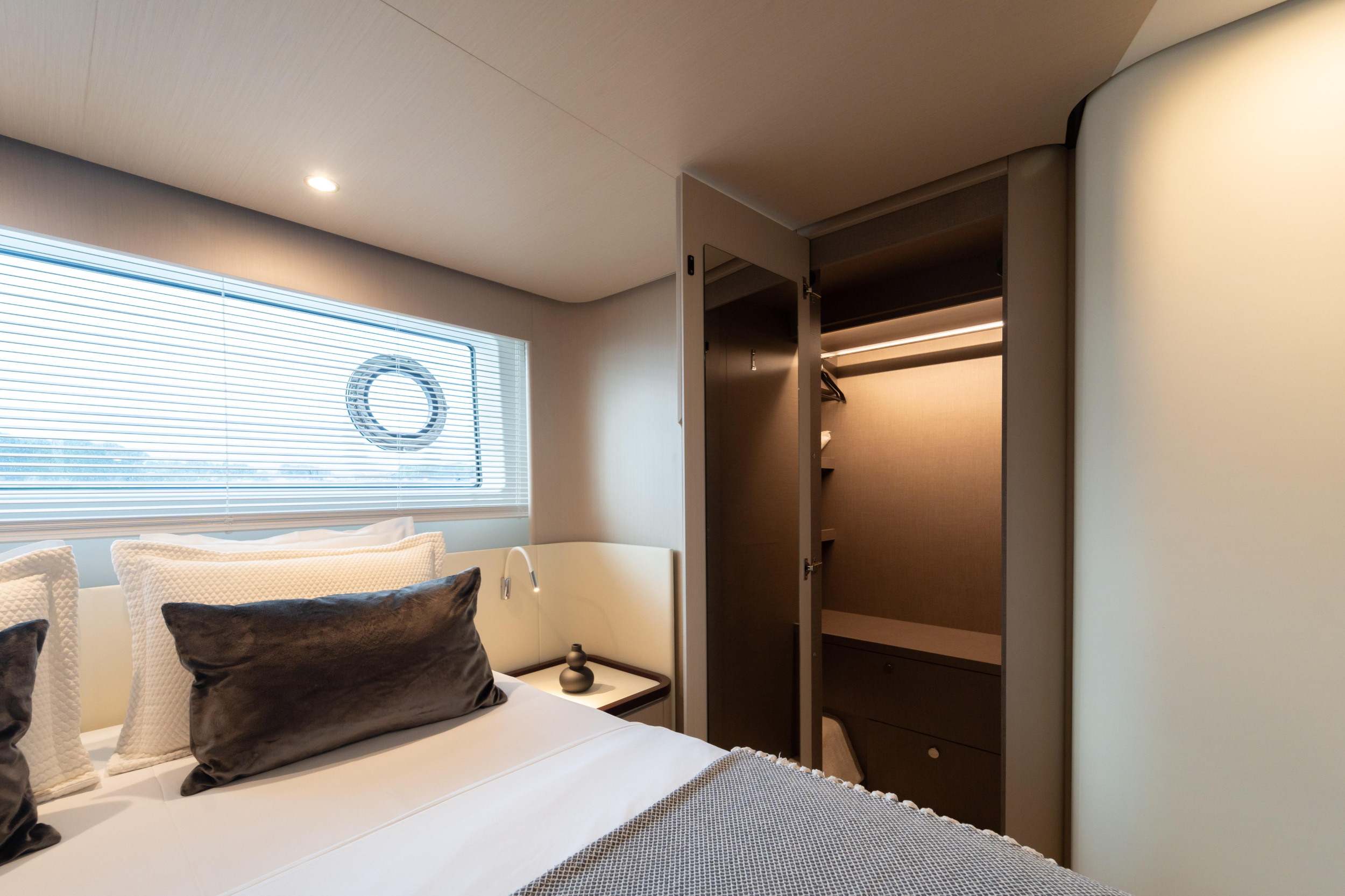 Azimut 68 Fly — photo 36