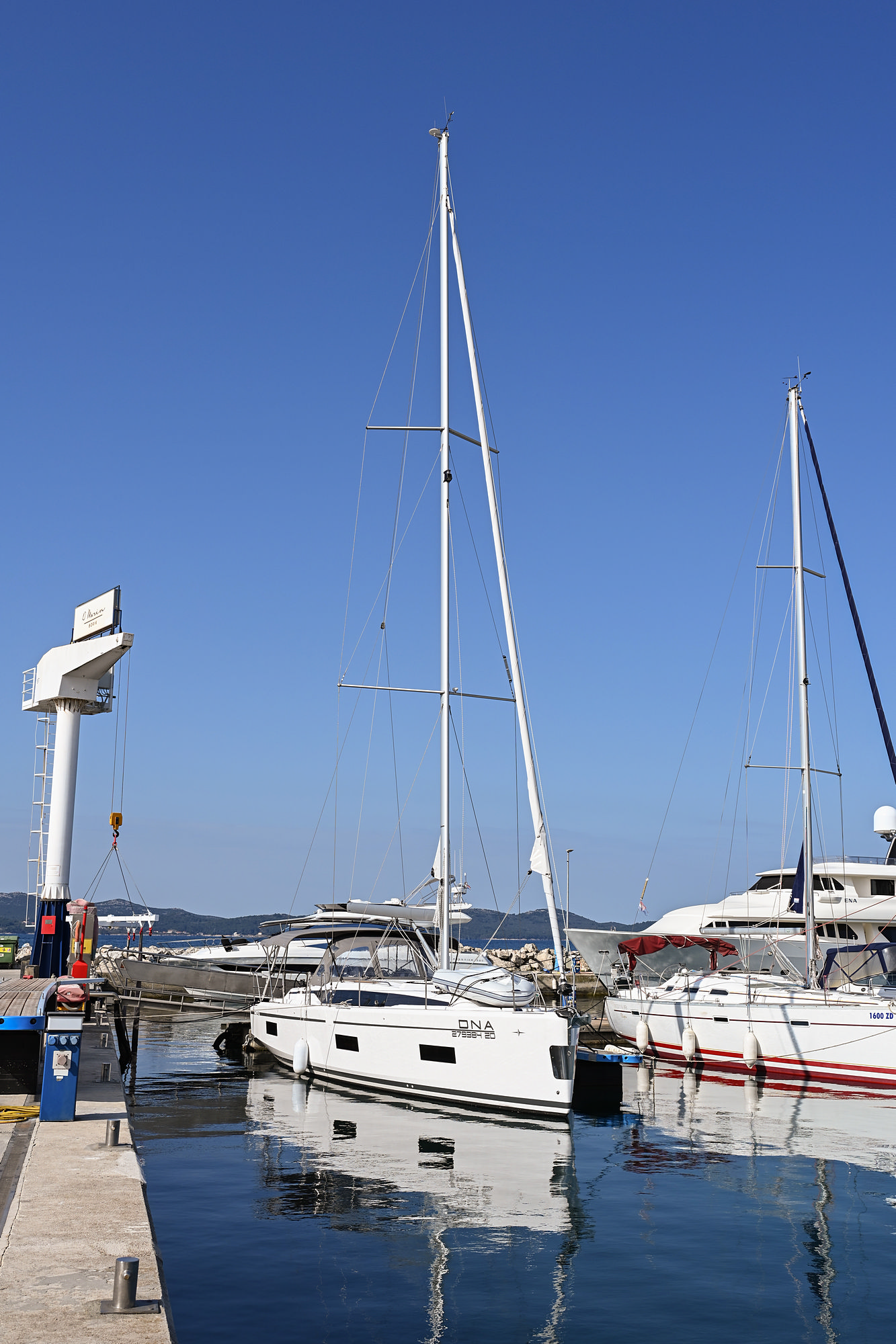 Bavaria C42 — photo 3