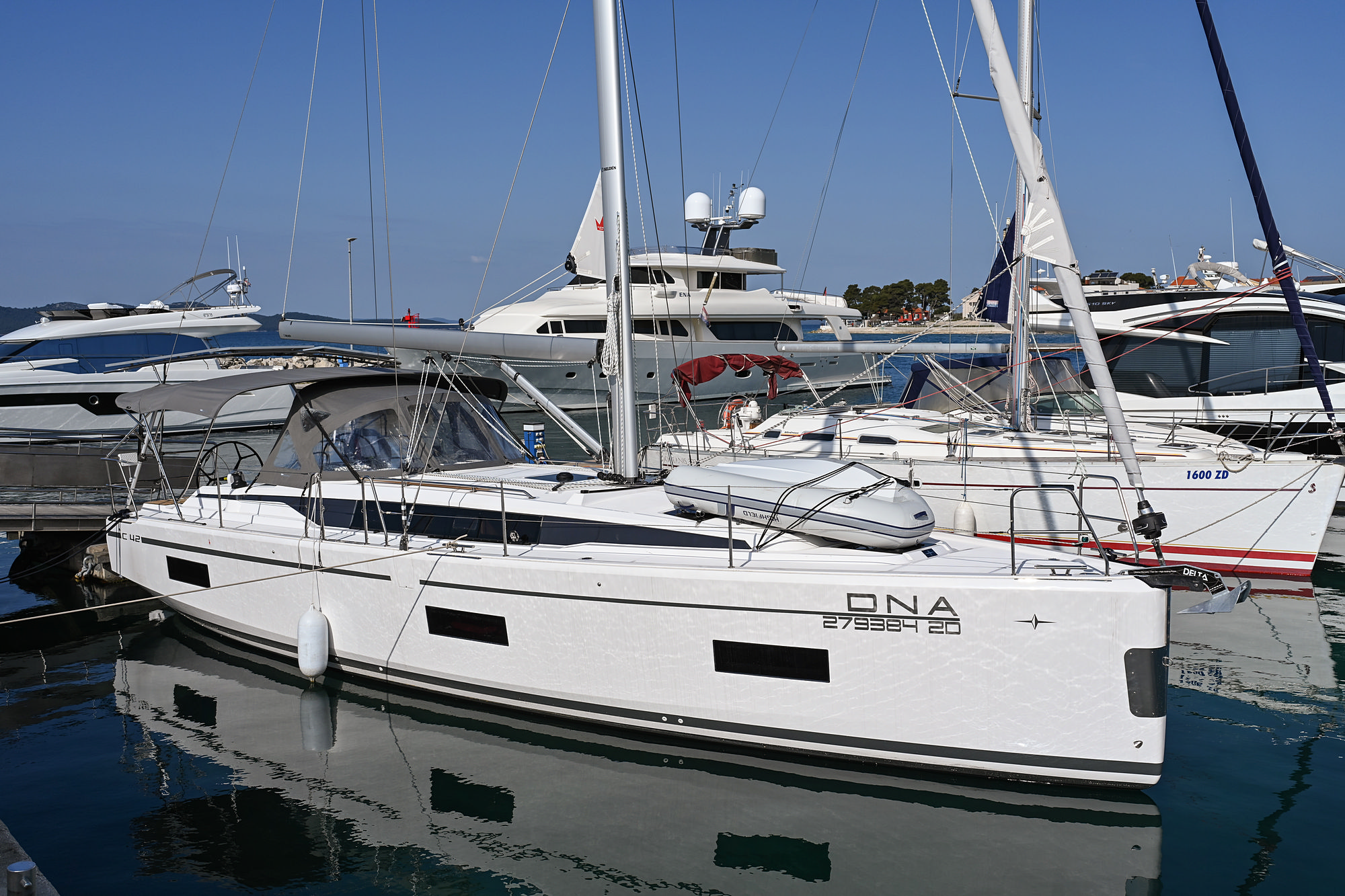 Bavaria C42 — photo 11