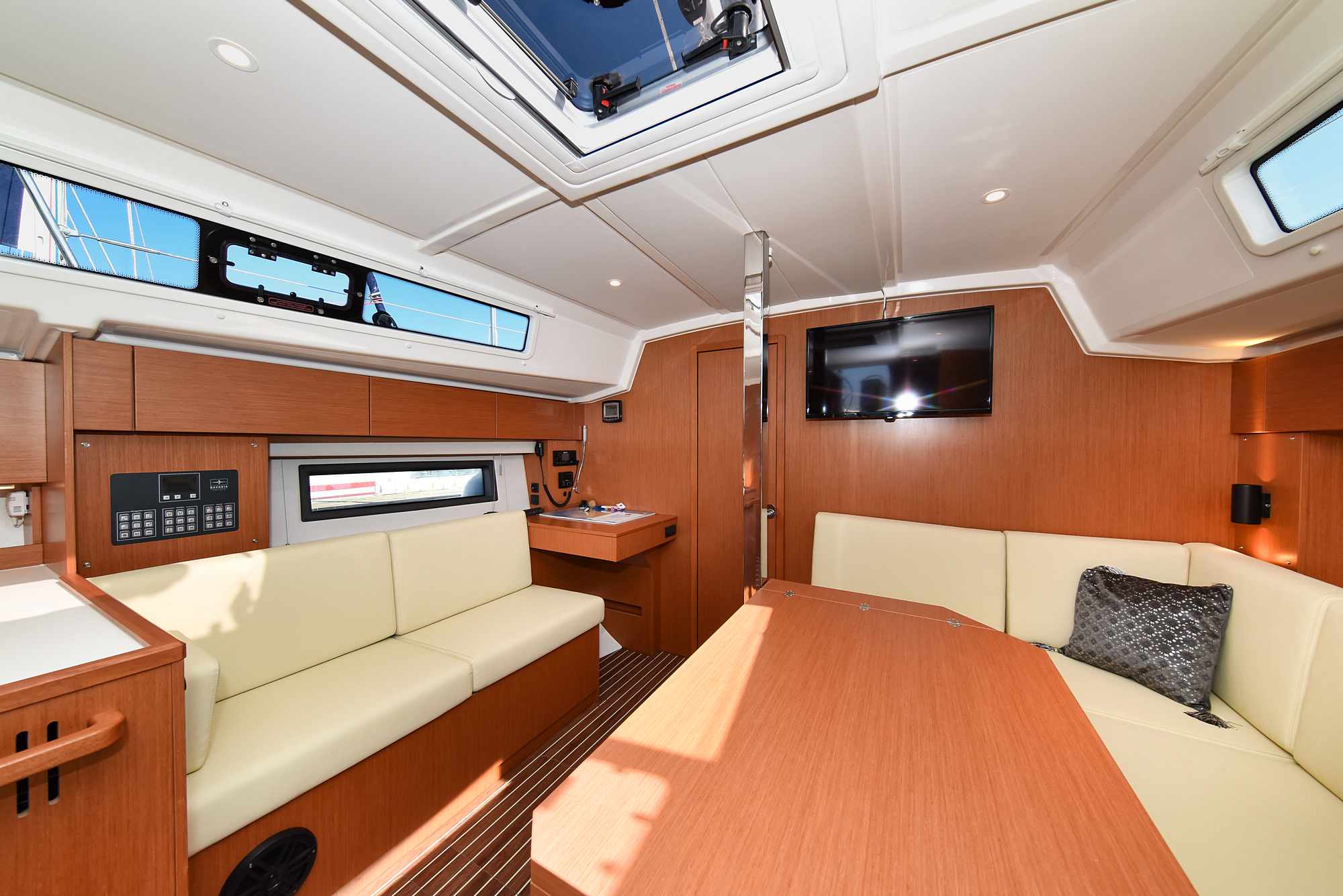 Bavaria C42 — photo 37