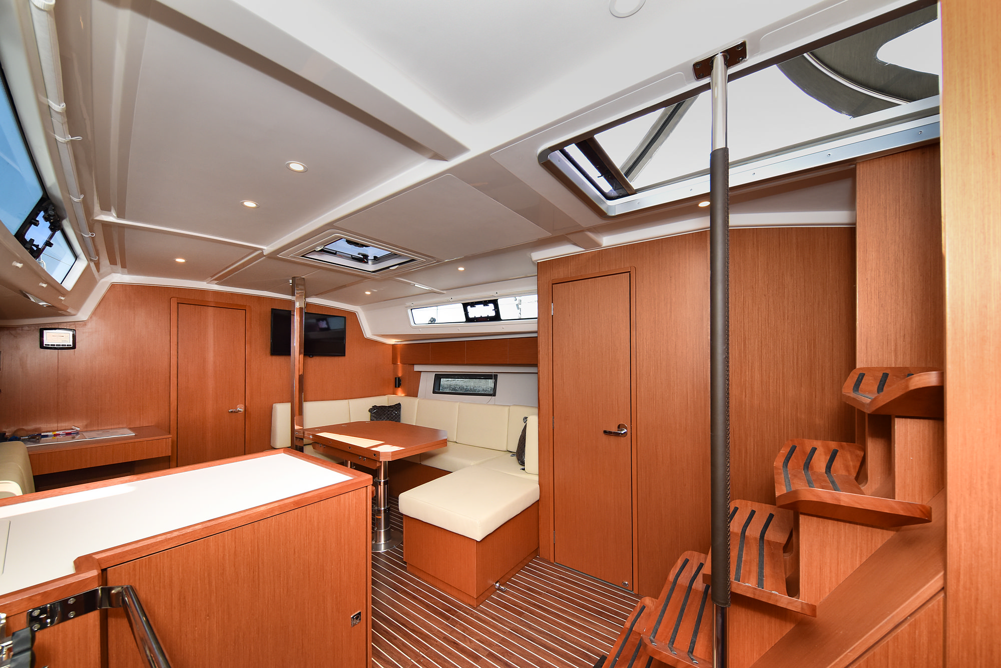 Bavaria C42 — photo 47