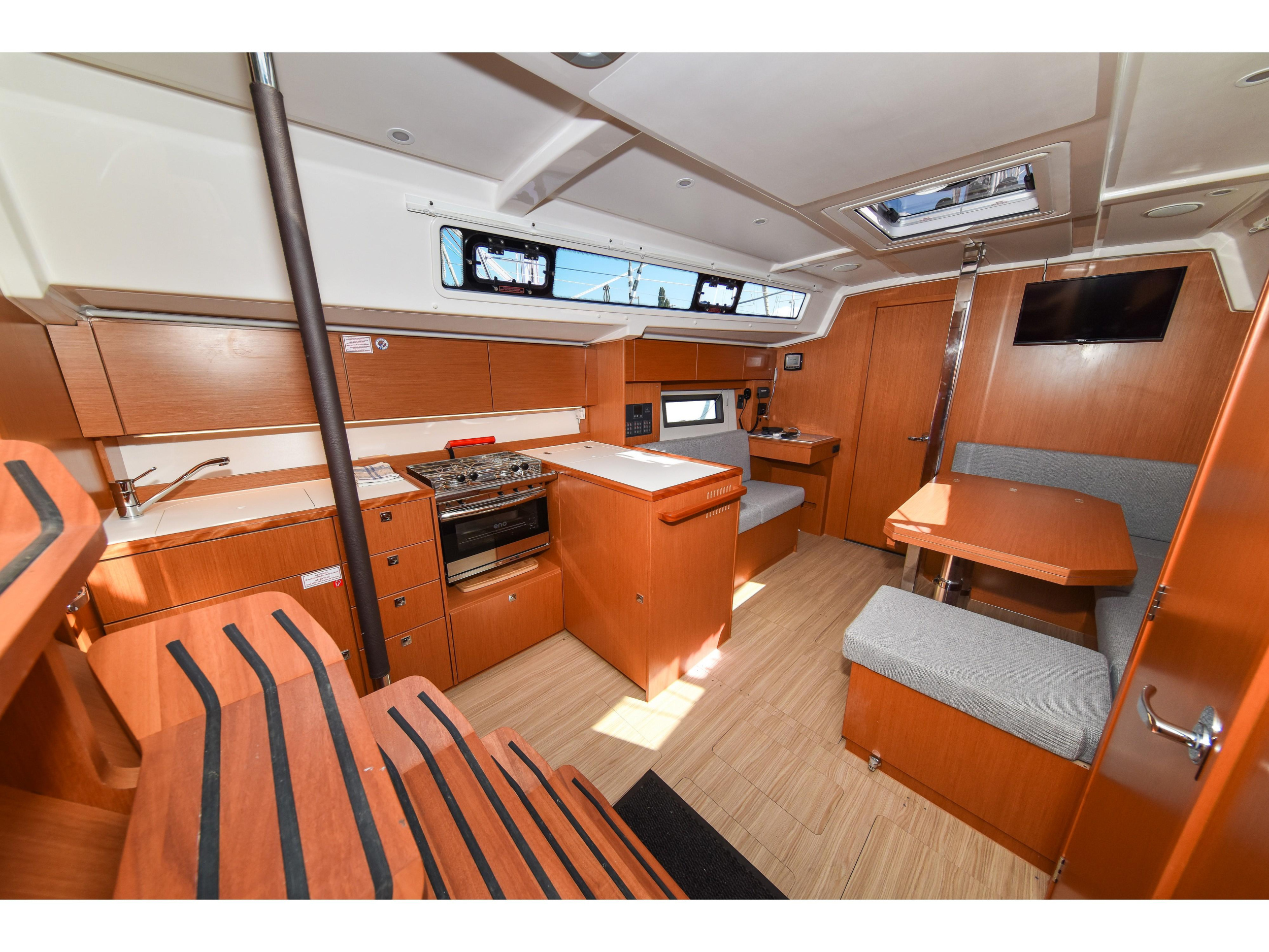Bavaria C38 — photo 36