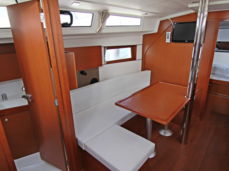 OCEANIS 38.1 BT — photo 8