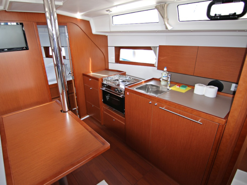 OCEANIS 38 BT — photo 9