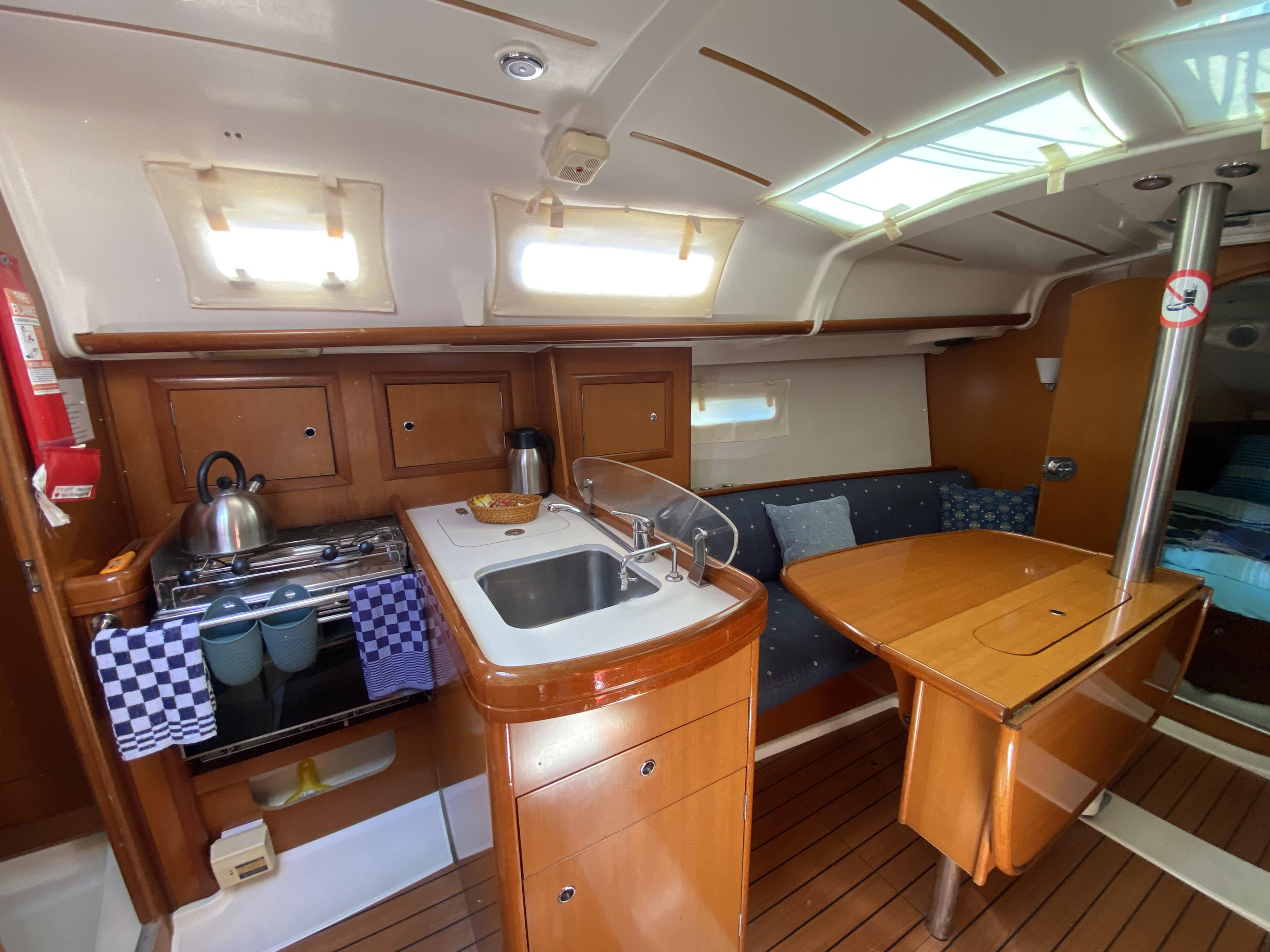 Oceanis 323 — photo 7
