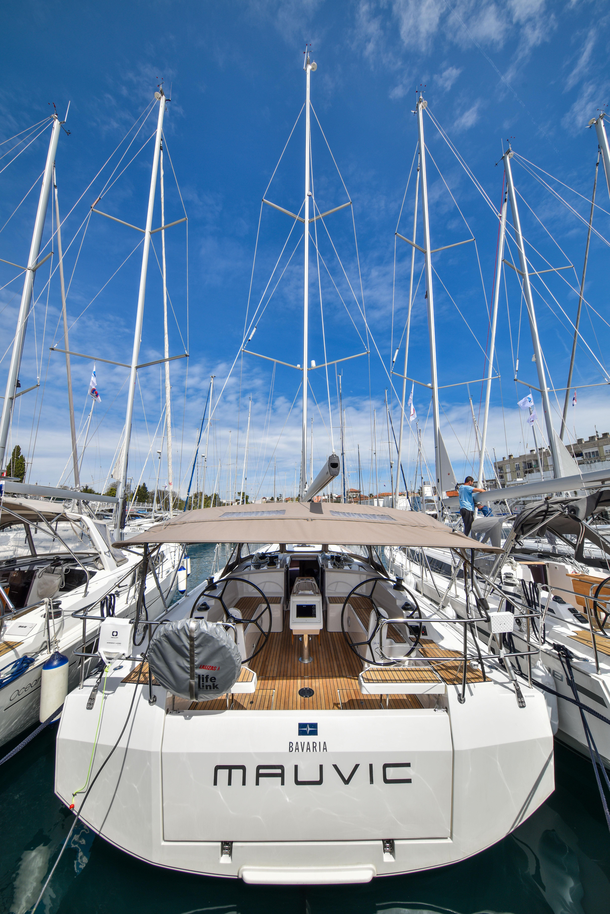 Bavaria C42 — photo 8