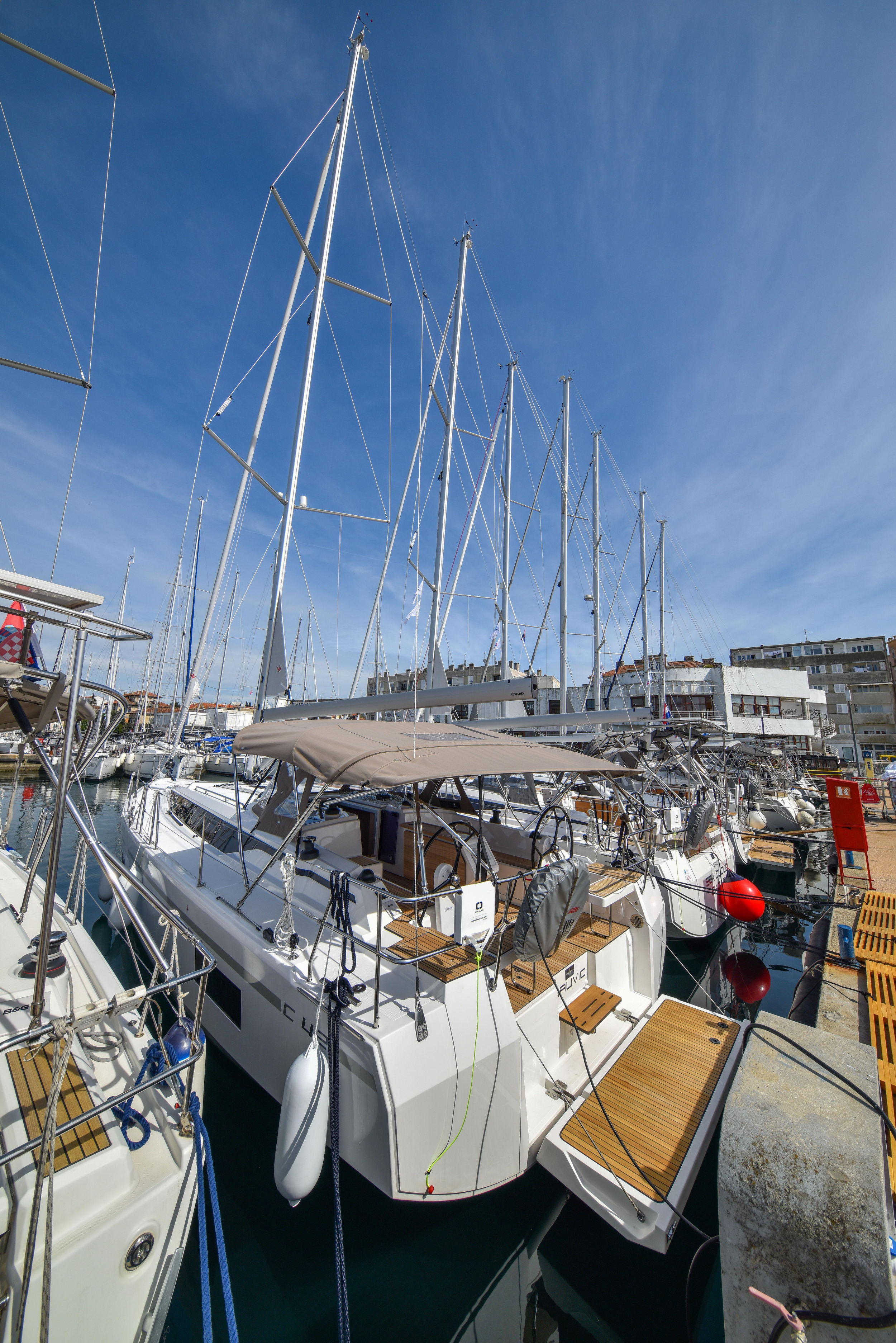 Bavaria C42 — photo 16